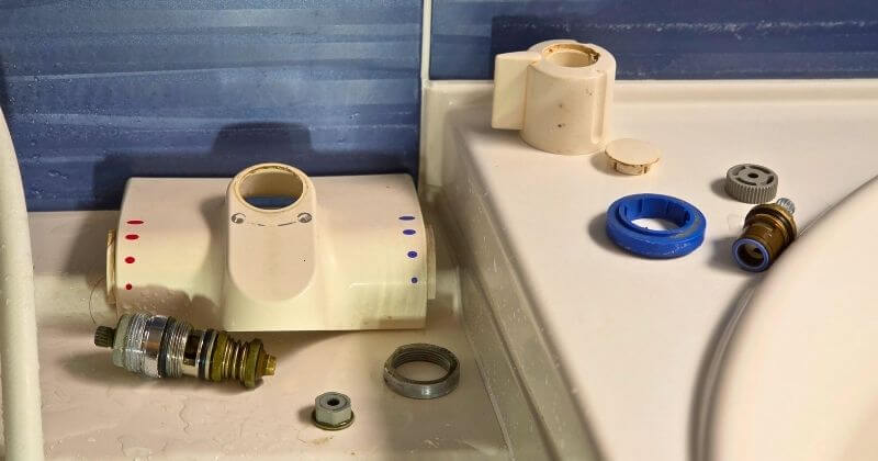 水側の止水カートリッジを取り外した状態