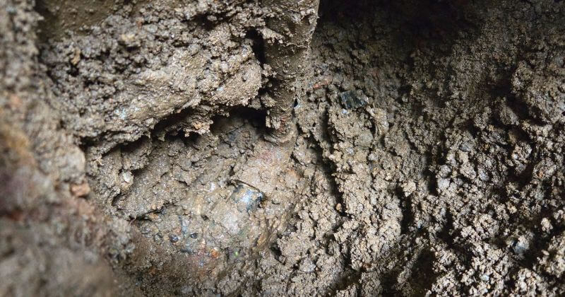 漏水個所を調べるための掘削状況
