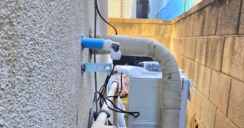 浴室内から外に向かって給水管を取り出した状態