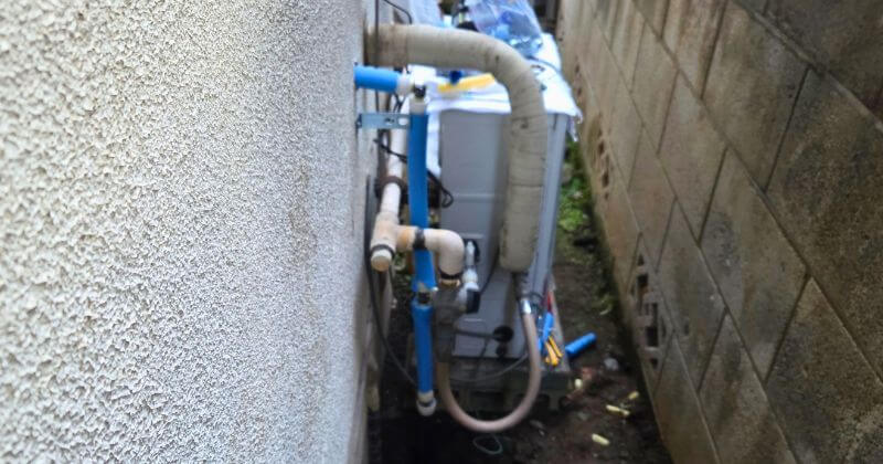 配管と給湯器用のバルブ交換状況