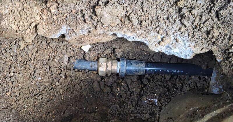 漏水箇所の手前で管種変更した状態
