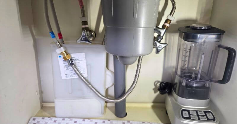 新しい水栓のシンク下取付状況
