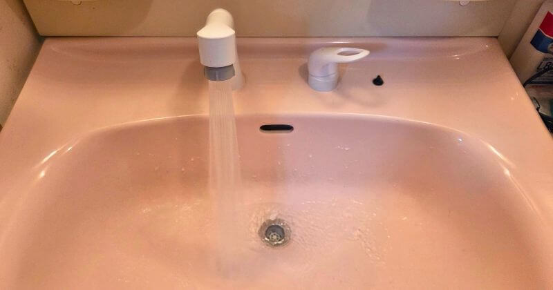 シャワー吐水中