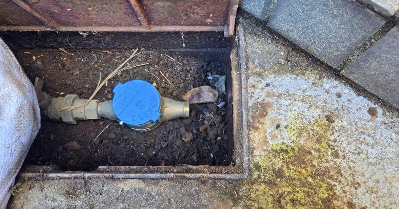 水道メーター取付部分の継手を取り外した状態