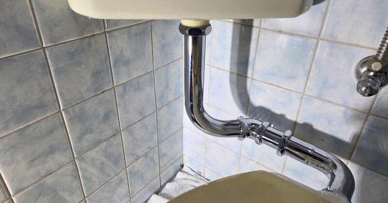 洗浄管上部とサイフォン管の垂直を点検中