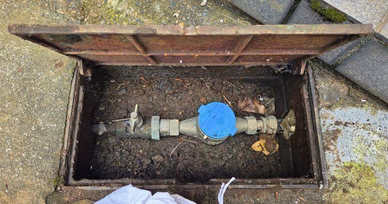 修理後の水道メーターの点検状況