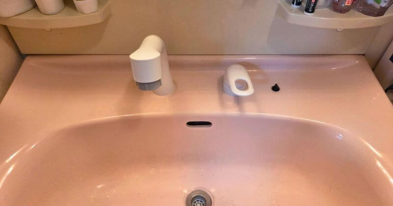 新しい水栓の取付中